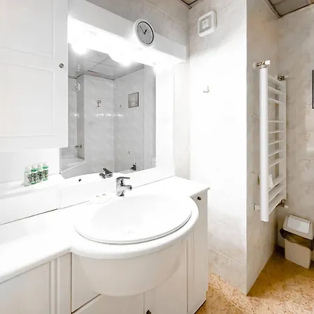 2 Levels 2br 2btr Separate Kitchen Ac Apartament